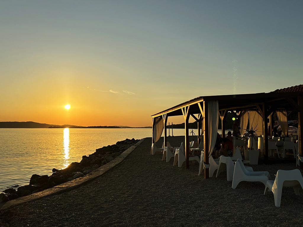 Strand von Žaborić bei Sonnenuntergang – Adriameer nahe Šibenik, Kroatien