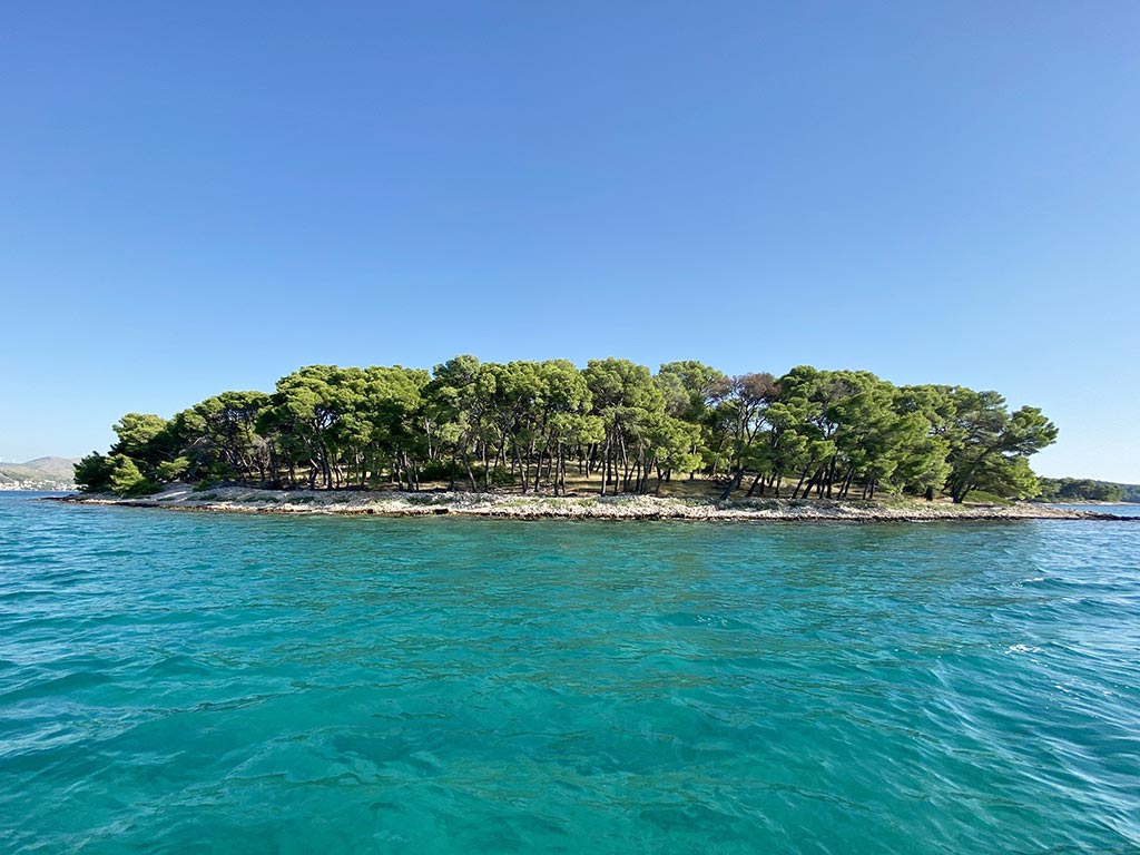 Küste bei Žaborić – Adriameer nahe Šibenik, Kroatien